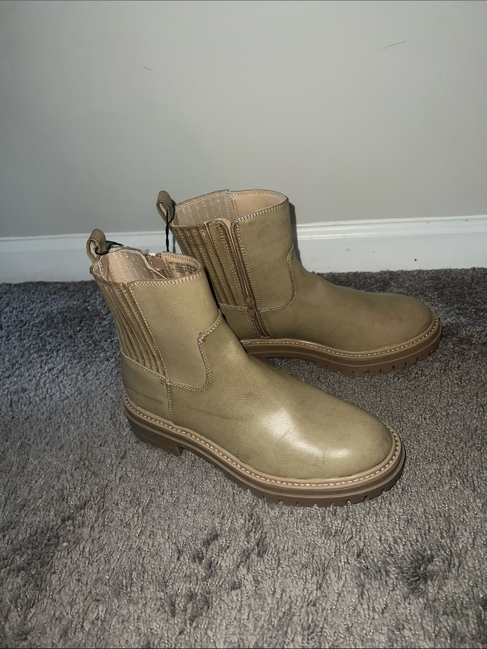 Nwt Chunky Lug Chelsea Boots